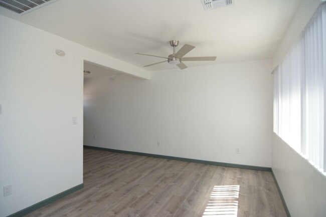 Building Photo - Remodeled 2 Bedroom 1 Bath Duplex! Great Central Tucson Location! 1/2 Month's Rent Free!