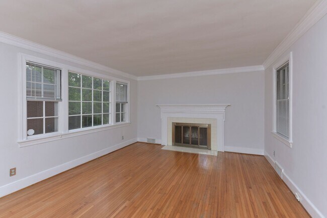 Building Photo - Charming 3 Bedroom, 2 Bath All-Brick Bunga...