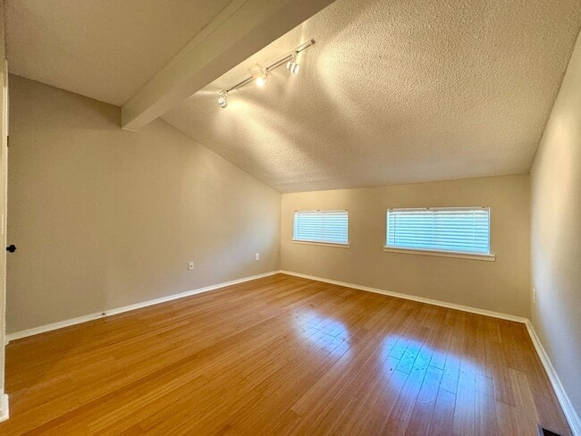 Building Photo - 4 Bedroom/ 2.5 Bathroom Home in Tanglewood...