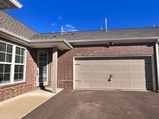 Building Photo - (COMING SOON!) 3bed/2bath Townhome w/Garag...