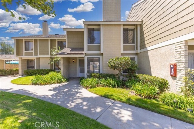 Building Photo - 5 Locust