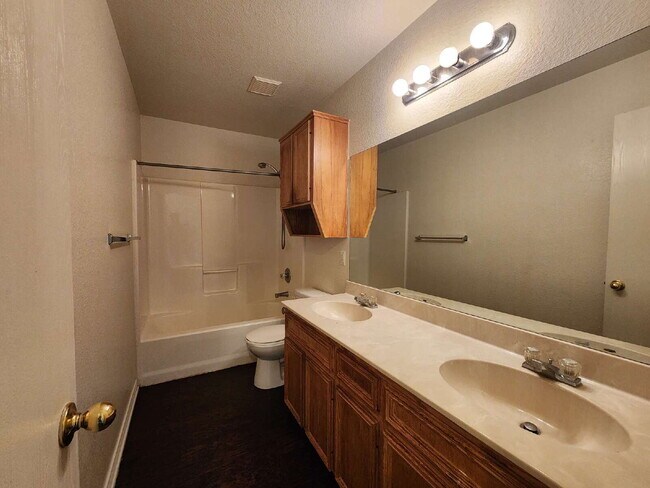 Building Photo - 3204 Toledo Dr