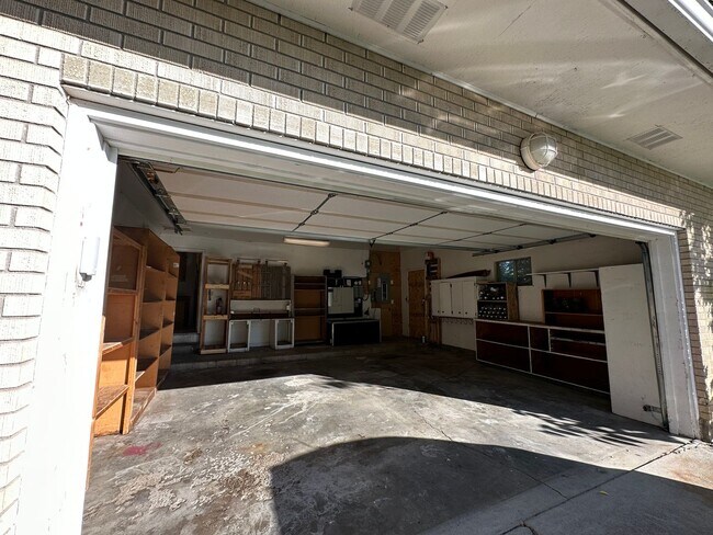 Building Photo - 4 bed 2.5 bath home in Rexburg with GAS AN...