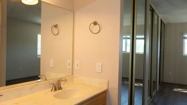 Building Photo - Beautiful 3 bedrooms corner unit condo located in Poway.