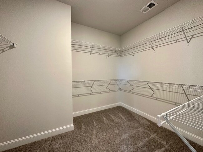 Building Photo - Beautiful Townhome with 3 bedrooms, three ...