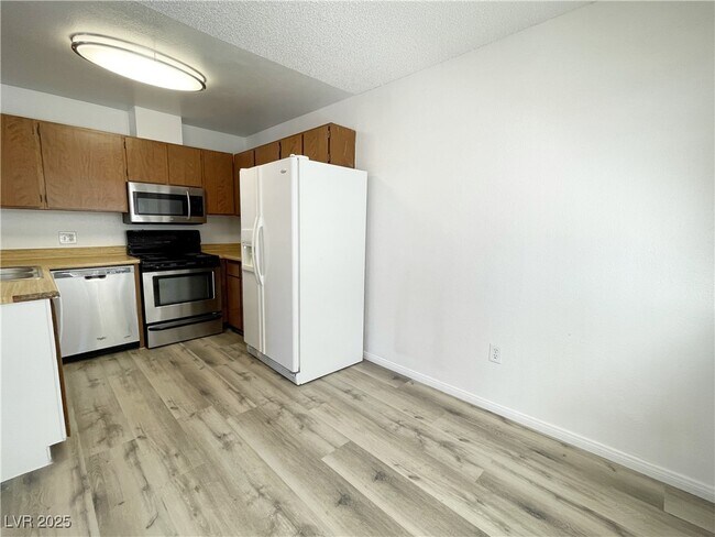 Building Photo - 2705 Jennydiane Dr