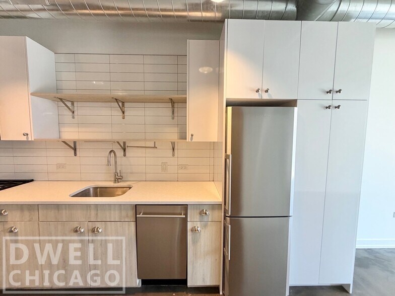 Building Photo - 110 W Chicago Ave