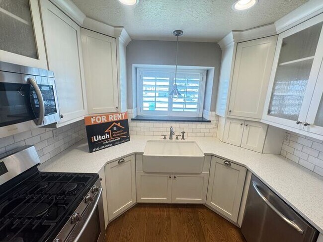 Building Photo - 4 bed 2 bath 2 car garage. Dog Friendly