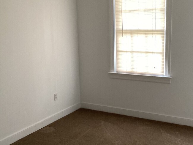 Building Photo - 5 Bedroom Home - Colonial Heights - Conven...