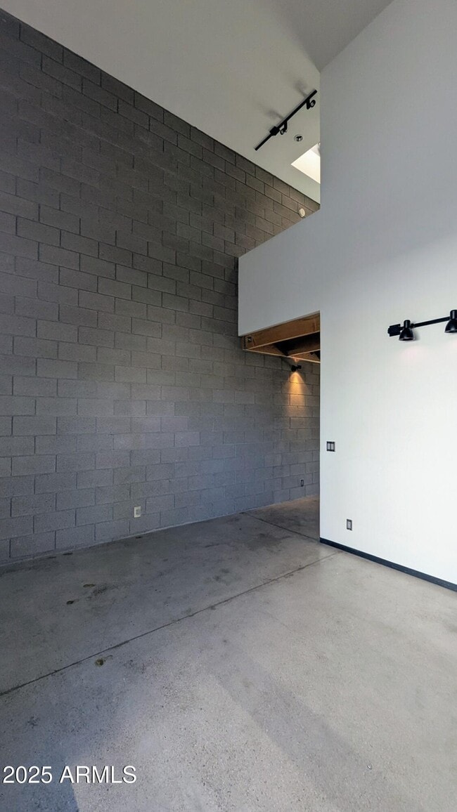 Building Photo - 525 E Willetta St