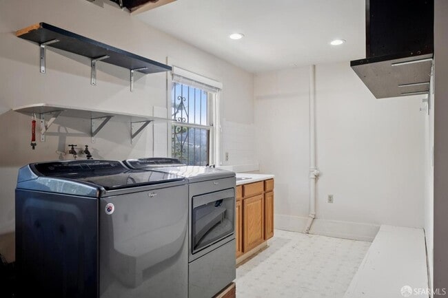 Building Photo - 74 Sunview Dr