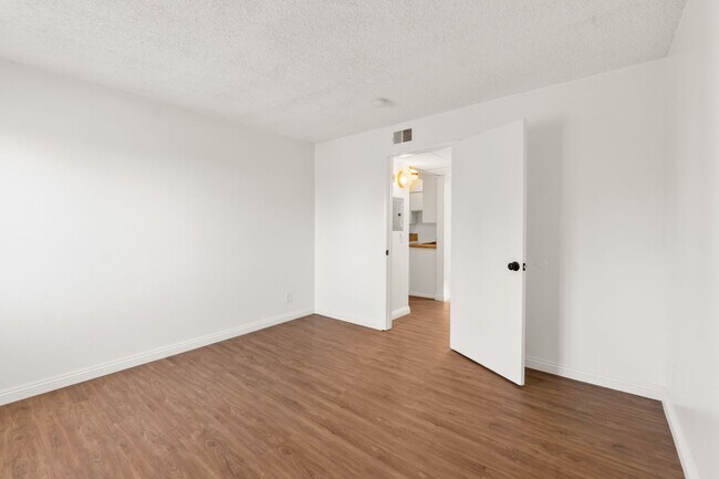 Building Photo - Updated 1BD/1BA Apartment in well maintain...