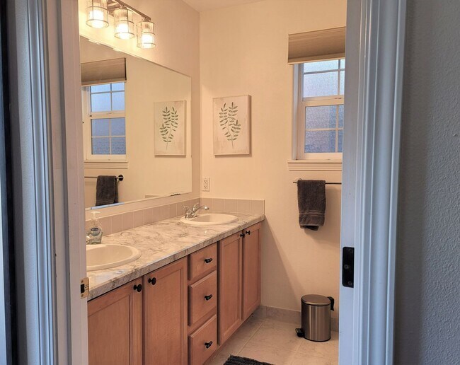 Building Photo - Charming Home, Bend`s West-side, Detached Garage and Bonus Space. Great Location.  Flexible Lease...