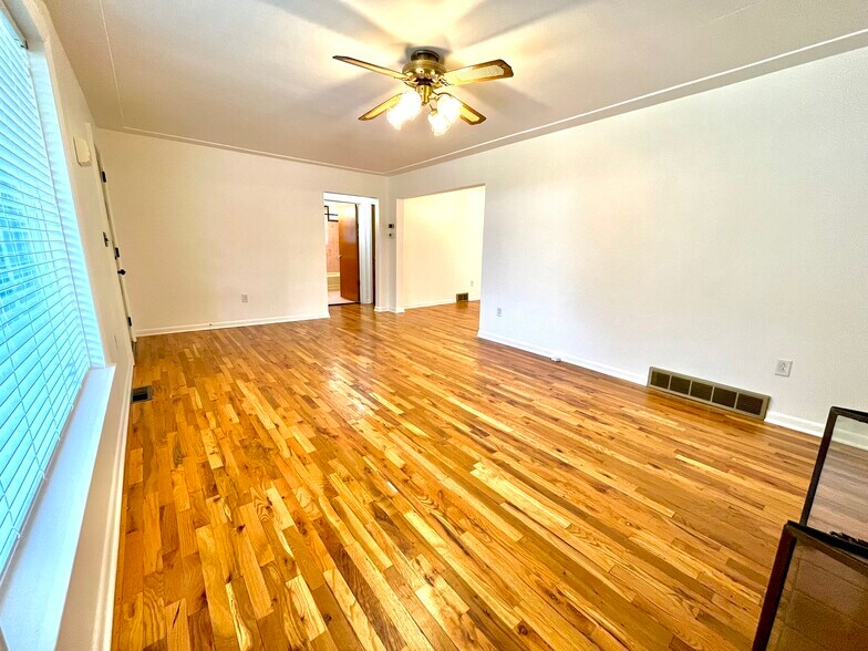 Building Photo - 706 Grand Ave NE