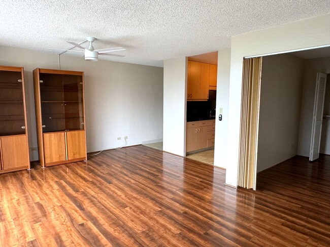 Building Photo - In the heart of Waikiki 1bed+Den, 1.5bath ...