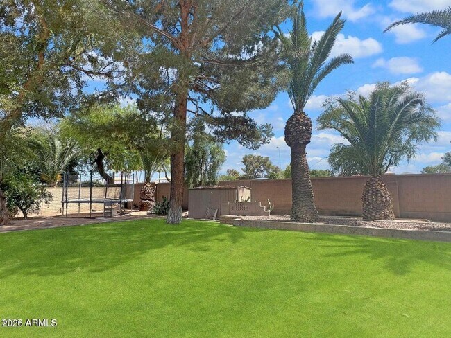 Building Photo - 481 W Half Moon Way