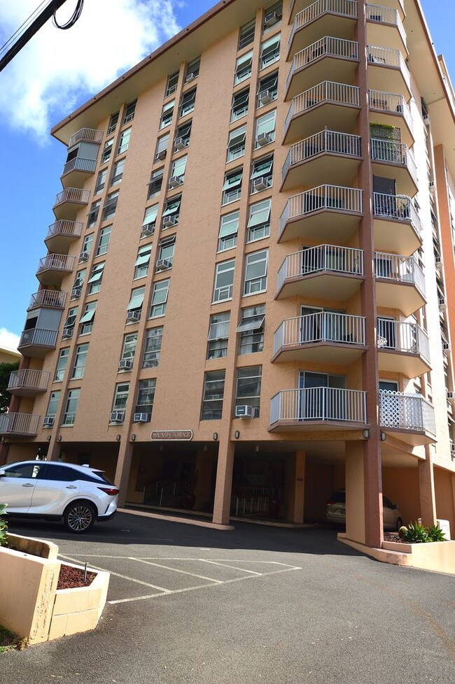 Building Photo - Maunahihi Terrace 2 bed/1 pkg 3rd Floor