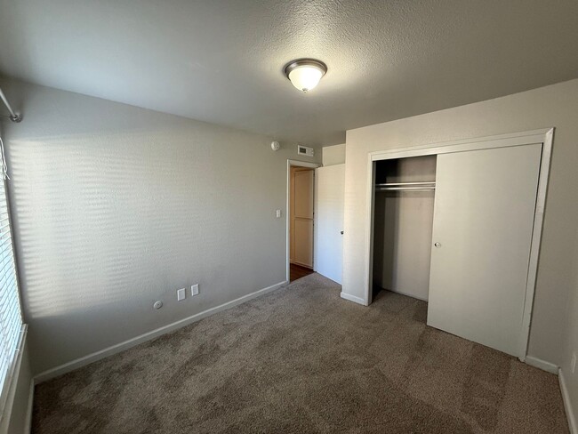 Building Photo - 3701 Colonial Dr