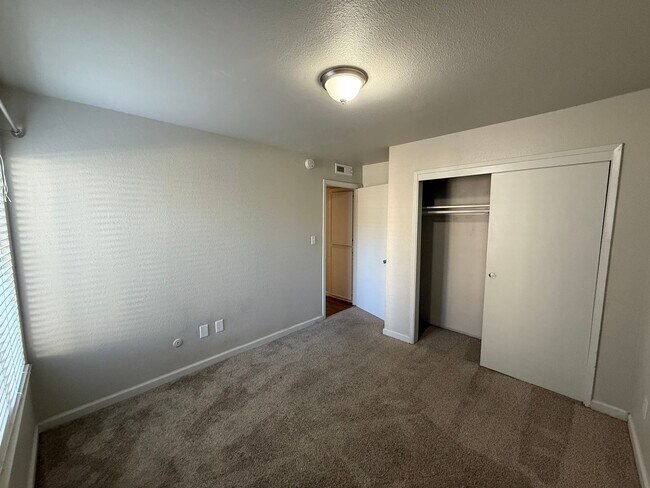 Building Photo - Updated 2-bedroom condo in gated community!