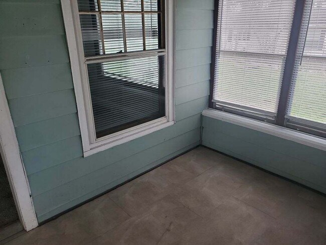 Building Photo - 1156 E Fox St