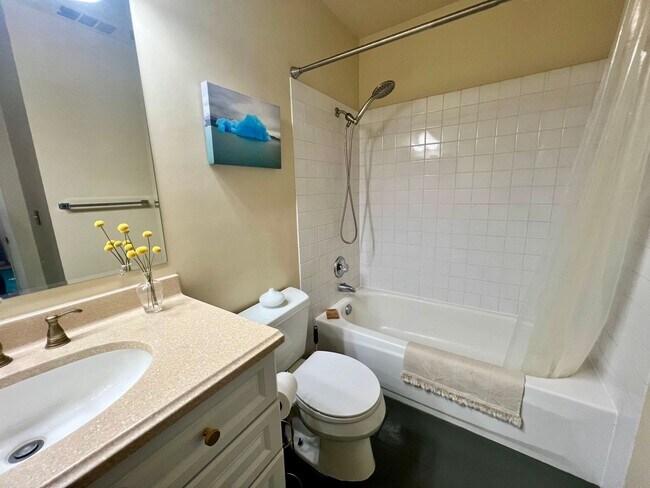 Building Photo - 3-bedroom 2 bath Home with Central AC - Fully Furnished