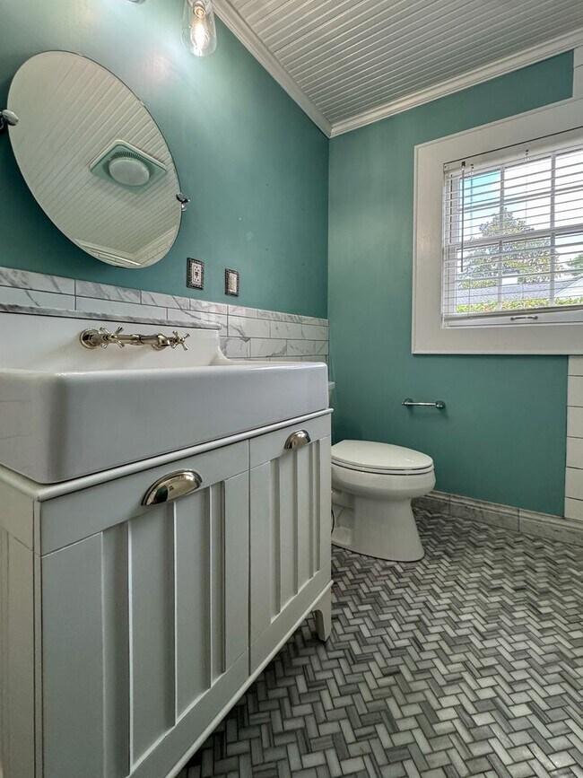 Building Photo - Gorgeous 4 Bed, 3 Bath Haymount Home
