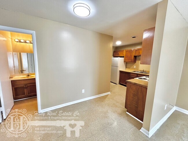 Building Photo - 206 Robin Ln