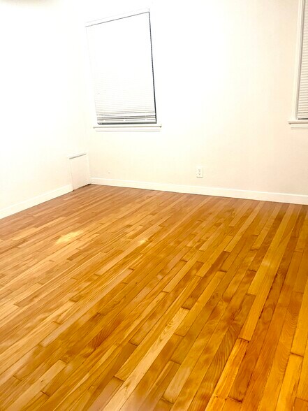 Building Photo - 5758 Vineland Ave