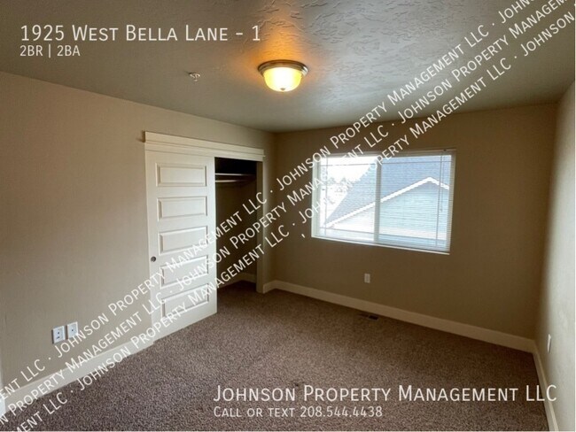 Building Photo - 1925 W Bella Ln