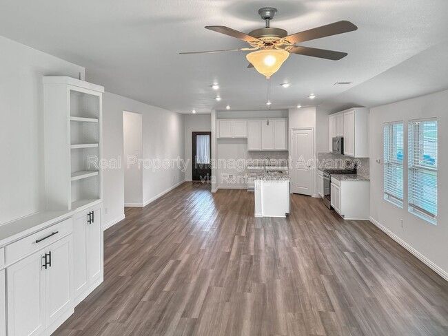Building Photo - 579 White Water Dr