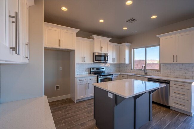 Building Photo - Beautiful 3 bedroom, 2.5 bath townhome, 2 ...