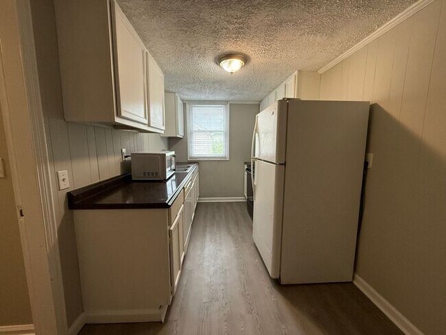 Building Photo - Amazing 4 BR Home for a Great Price!