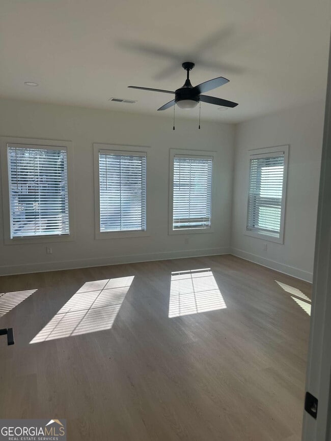 Building Photo - Room in Duplex on Plaza Ave SW