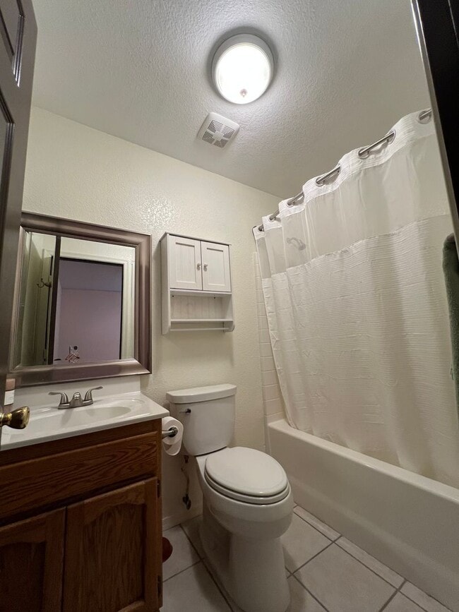 Building Photo - 3 BEDROOM HOME NEAR THE FOOTHILLS!