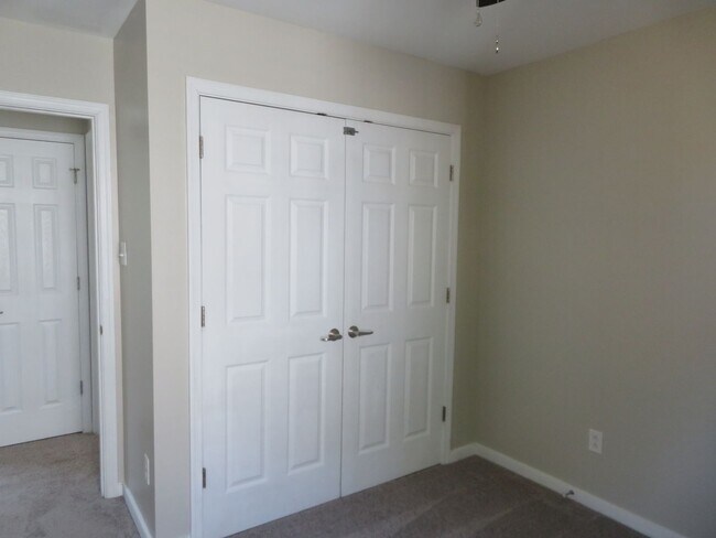 Building Photo - Colonial Heights