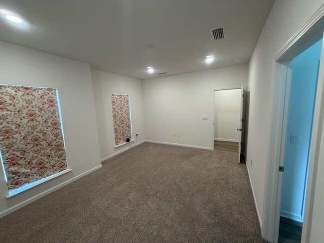 Building Photo - Beautiful 3/2 Single Family house with 2 car garage