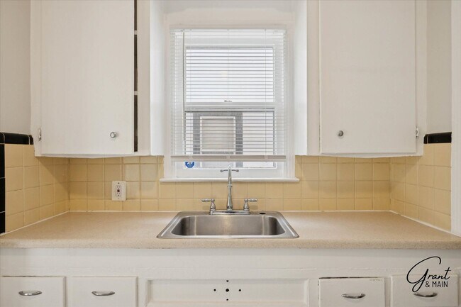 Building Photo - 2 bedroom - 2 bath - Detroit gem - $1200