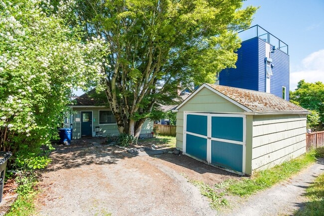 Building Photo - Old World Charm with Views of Lake Union!