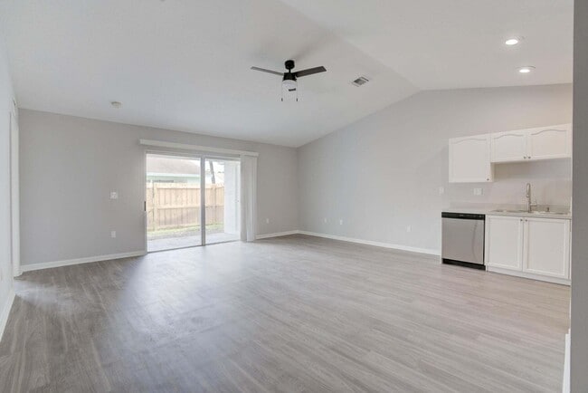 Building Photo - 9242 Roan Ln