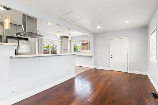 Building Photo - Spacious 4-Bed Oakland Apartment: Modern U...