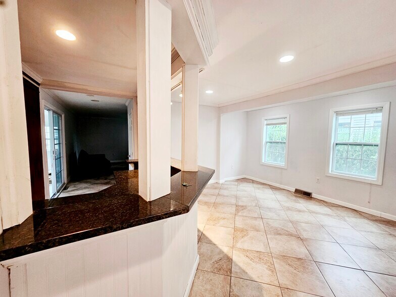 Building Photo - 158 Baker St