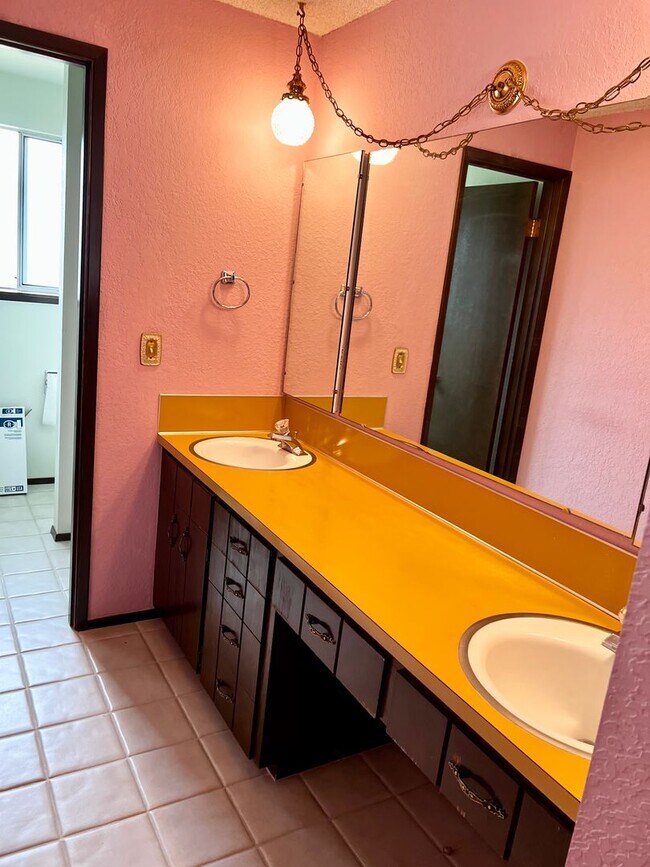 Building Photo - Beautiful home with a view in Bremerton.