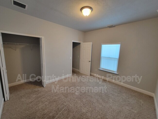 Building Photo - 5104 NW 21st Dr