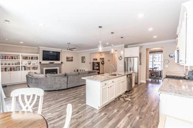 Building Photo - 365 N Bracken Fern Ln