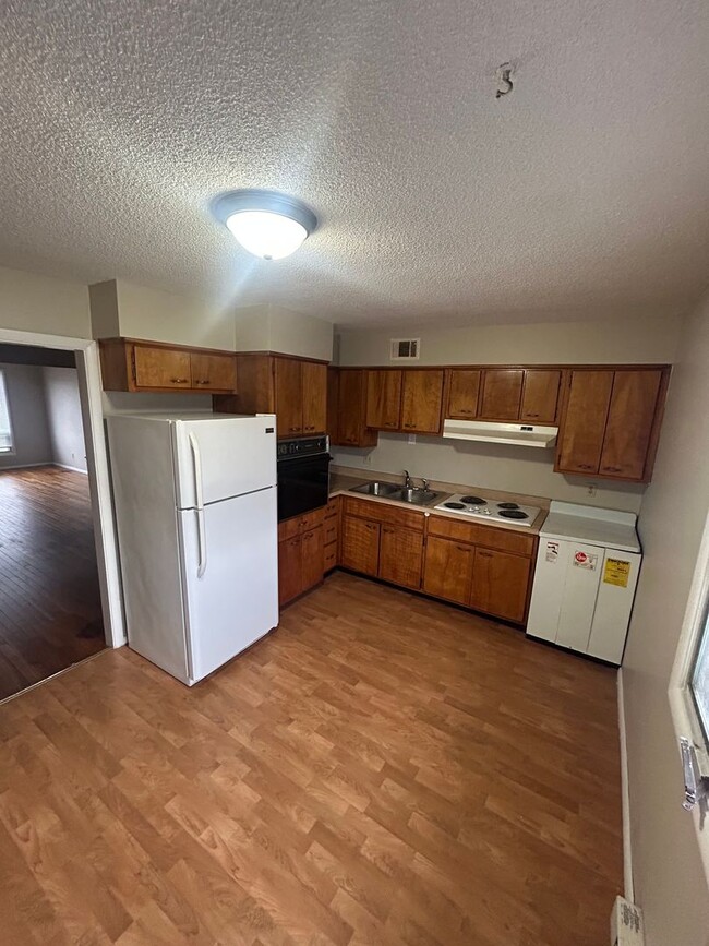 Building Photo - 2 bed 1 bath apartment, hardwood floors, l...