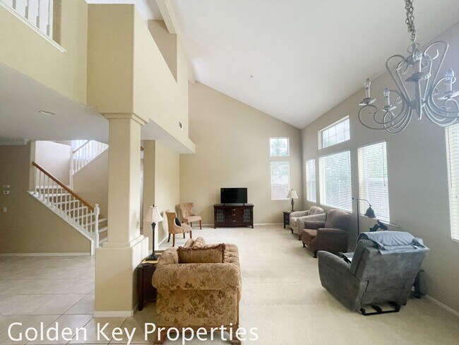 Building Photo - Bright and spacious 3+2.5