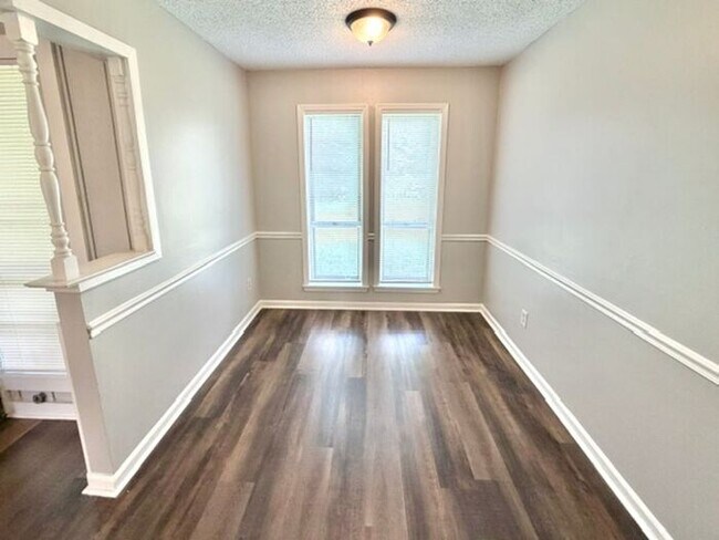 Building Photo - Bartellt Home Availalbe Now!