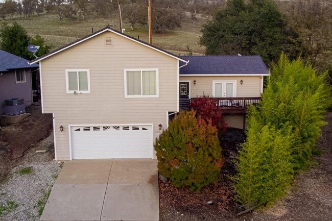 Building Photo - Home located in a gated Lakefront community with 3 swim areas & a boat dock