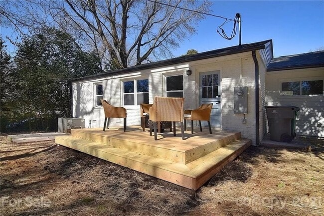 Building Photo - Remodeled 3 bed, 2 bath home in Plaza-Shamrock!