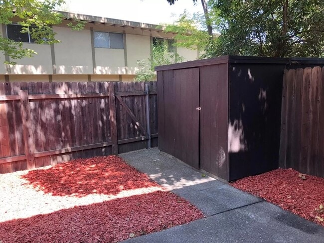 Building Photo - Davis 3 bedroom 2 bath condo in a great location-Fall rental